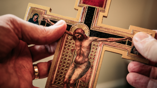 hands holding a crucifix