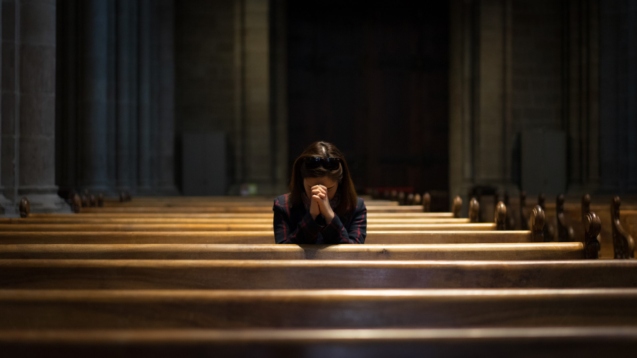 praying in a pew