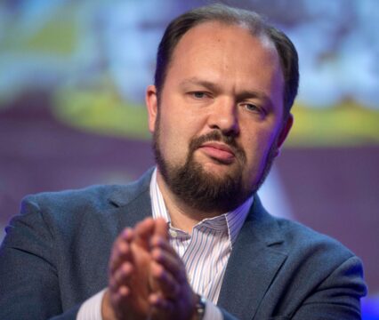 Ross Douthat clapping his hands
