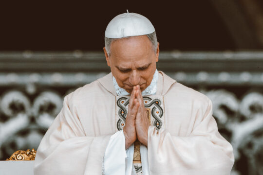Pope Leo praying